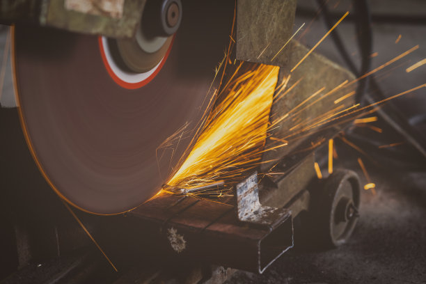 近距离锯床或金属切削加工在金属加工工厂，车床金属加工行业的概念图片下载