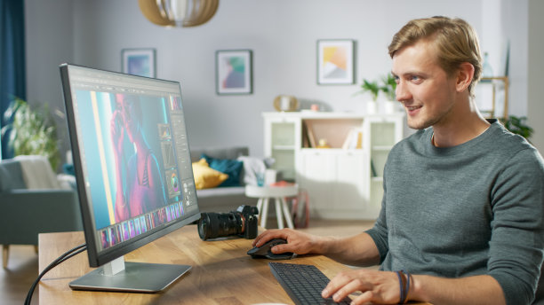 专业摄影师工作在他的个人电脑上的照片编辑应用程序/软件。照片编辑器修饰照片美丽的女孩。软件设计模型。图片下载