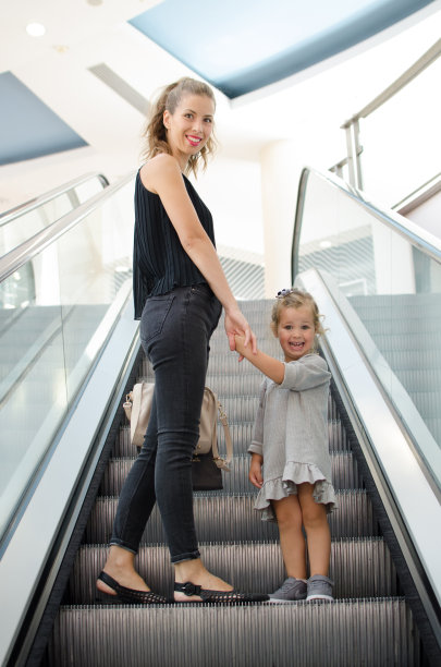 年轻的母亲带着小女儿购物图片下载