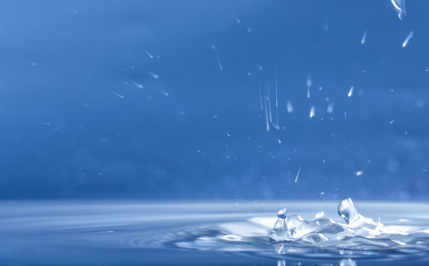 雨滴落进水里，选择性聚焦特写图片下载