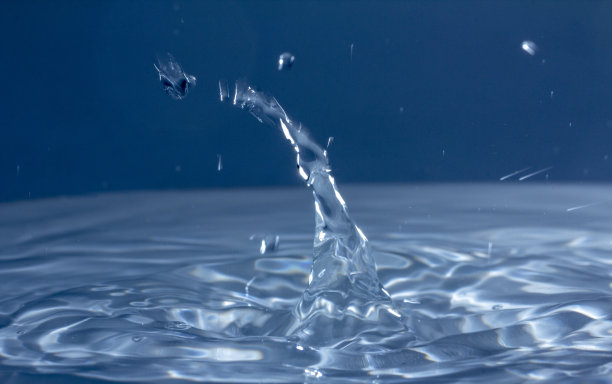 雨滴落进水里，选择性聚焦特写图片下载