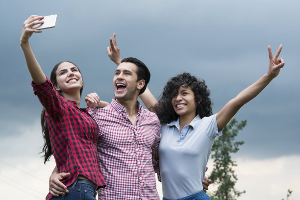 朋友们在自拍图片下载