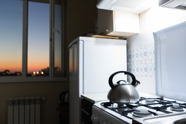 厨房的煤气炉上有水壶图片下载