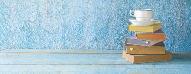 一堆书，一杯咖啡，全景，好抄空间。图片下载