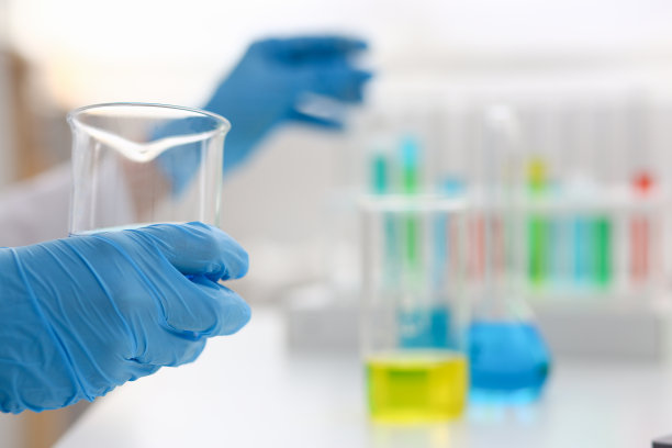 一个女化学家拿着一个玻璃试管图片下载