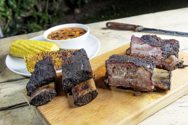 烟熏牛排骨切在砧板上图片下载