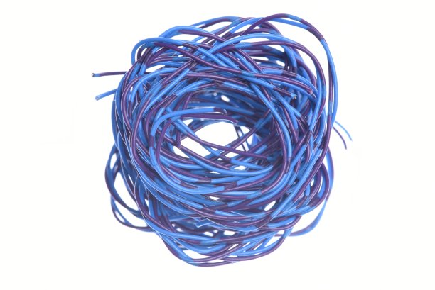 白色背景上缠结的电线图片下载