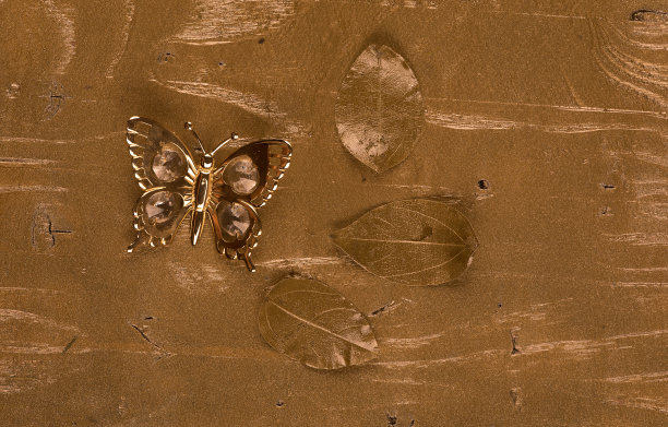 金色背景上的金色蝴蝶，圣诞节日的概念图片下载