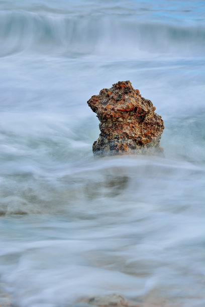 海中的岩石图片下载