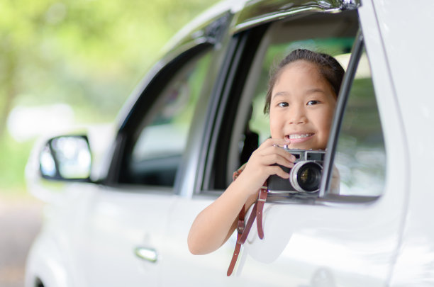 可爱的女孩用老式相机拍照图片下载