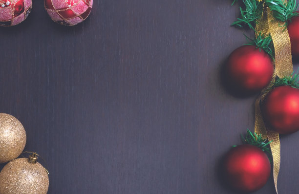 装饰球为圣诞节和我的一个黑色的木制背景设计的明信片图片下载