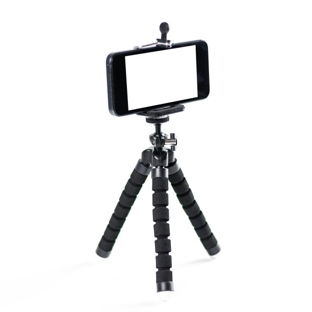 把电话放在三脚架上。关闭了。在白色背景上隔离图片下载