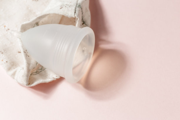 粉色背景的月经杯，女性卫生用品图片下载
