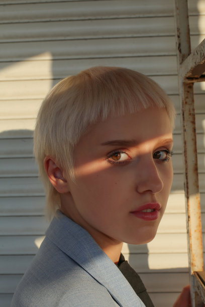 年轻的女人图片下载