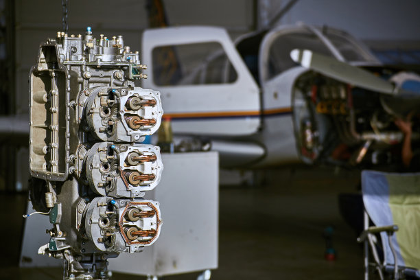 由服务人员拆卸和修理飞机引擎。图片下载