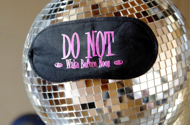 第二天。聚会后的第二天！迪斯科球与眼睛保护恢复图片下载