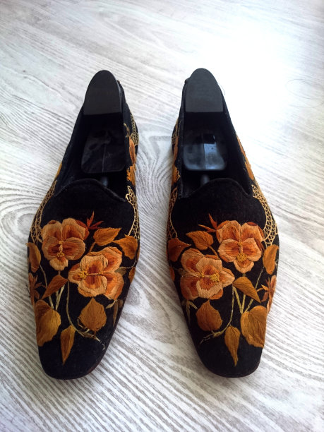 古董女鞋与装饰品图片下载