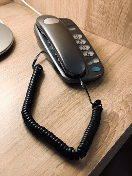 木桌上的有线电话图片下载