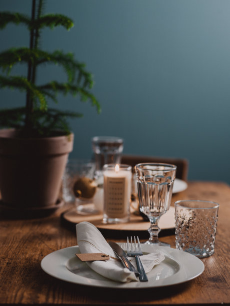 圣诞节降临蜡烛灯光和餐桌布置图片下载