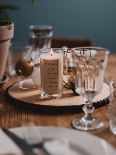 圣诞节降临节灯光和餐桌布置图片下载