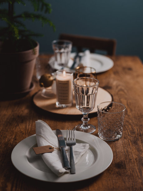 圣诞节降临蜡烛灯光和餐桌布置图片下载