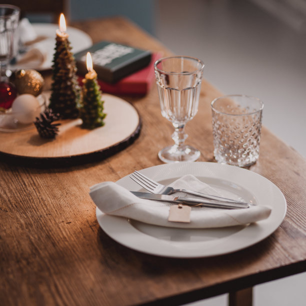 圣诞餐桌与餐位摆设图片下载