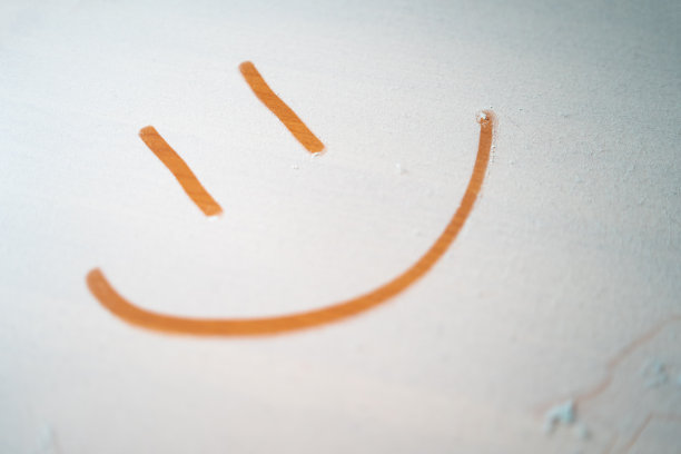 在白色的表面上画笑脸图片下载