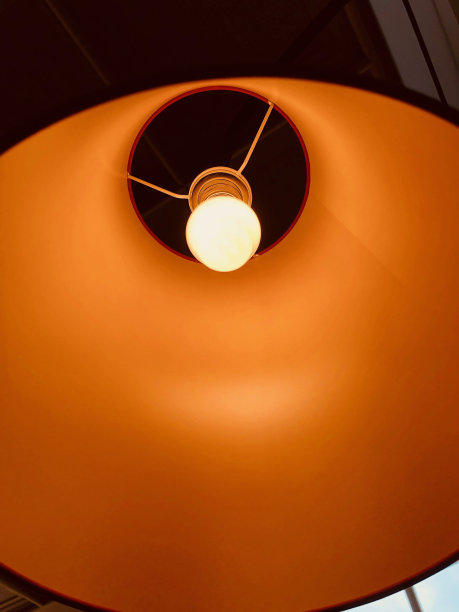 暖橙色灯罩从下面看图片下载