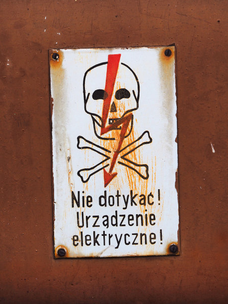 金属陈旧的警告标志，电表门，波兰工业电气设备。请勿触摸!电气设备!带头骨的电危险标志图片下载