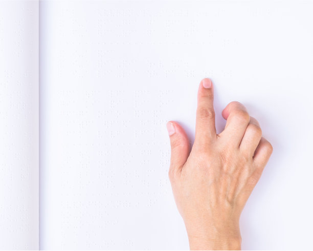 世界盲文日和世界盲文日认知概念，低视力/盲人阅读盲文符号用手指触摸压纹纸图片下载