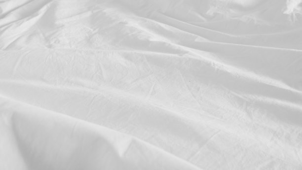 特写俯视图白色的枕头在床上和褶皱凌乱的毯子在卧室，从睡在一个漫长的夜晚。抽象结构图片下载