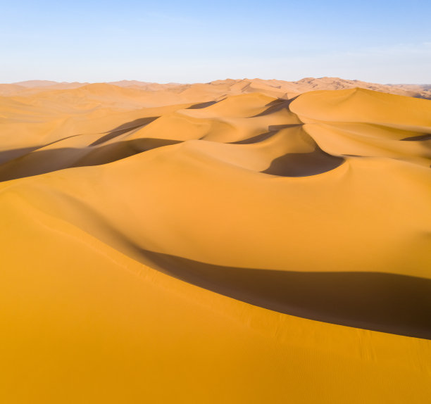 黄昏时美丽的沙漠景观图片下载