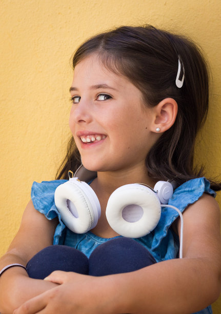 天真的小女孩坐在脖子上图片下载