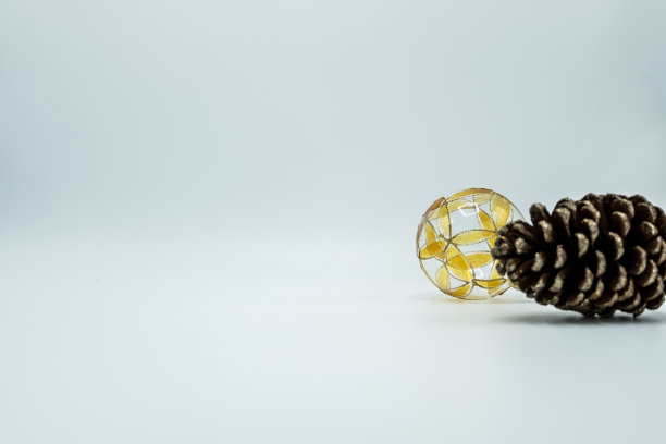 透明的黄色松果圣诞小玩意。图片下载