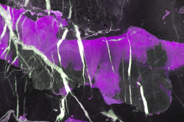 深紫色大理石纹理。图片下载