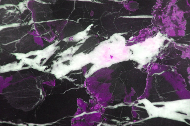 深紫色大理石纹理。图片下载