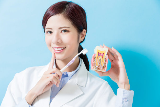 牙医拿牙刷图片下载