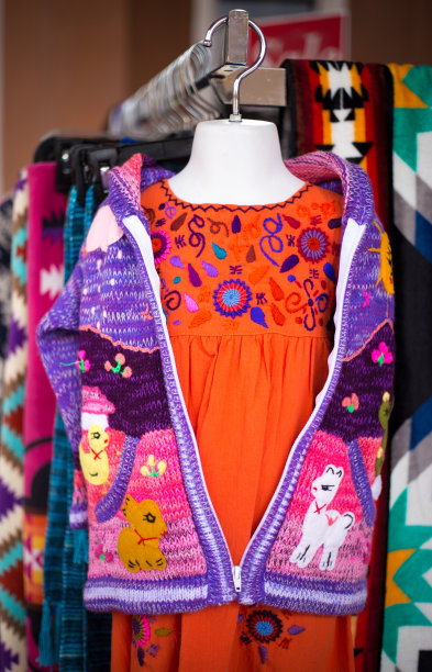 圣塔菲，马萨诸塞州:出售充满活力的墨西哥服装和毛毯图片下载