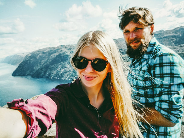 情侣旅行的男人和女人在相爱的自拍旅游的生活方式概念游客在挪威浪漫度假图片下载