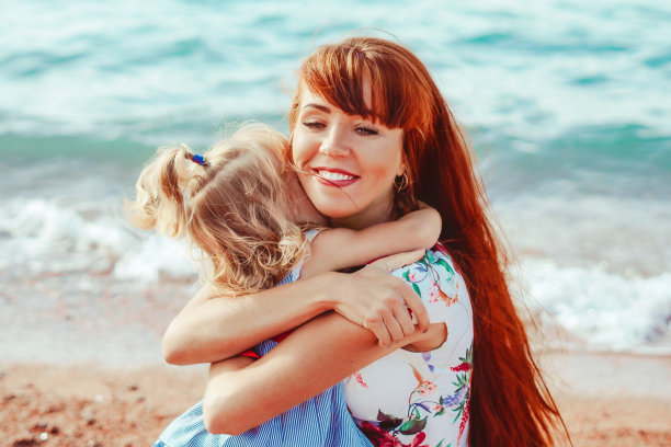 母亲和女儿在海边图片下载