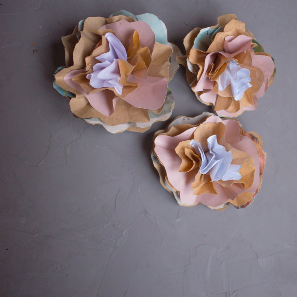 花纸折纸装饰背景上的深灰色背景，复制空间图片下载