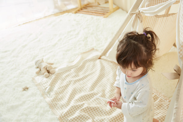 小女孩在卧室里玩捉迷藏图片下载