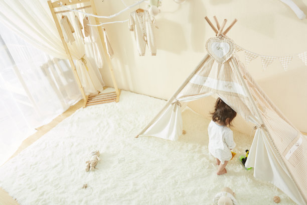 小女孩在卧室里玩捉迷藏图片下载