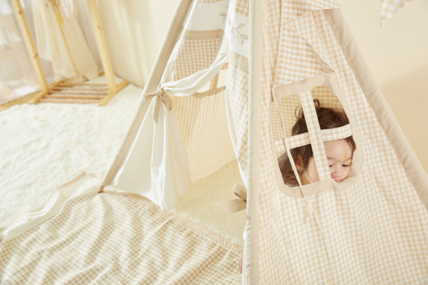 小女孩在卧室里玩捉迷藏图片下载