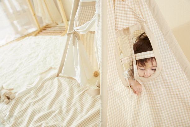 小女孩在卧室里玩捉迷藏图片下载