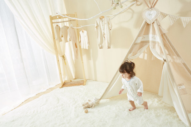 小女孩在卧室里玩捉迷藏图片下载