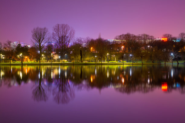 夜晚的IOR公园，布加勒斯特，罗马尼亚图片下载