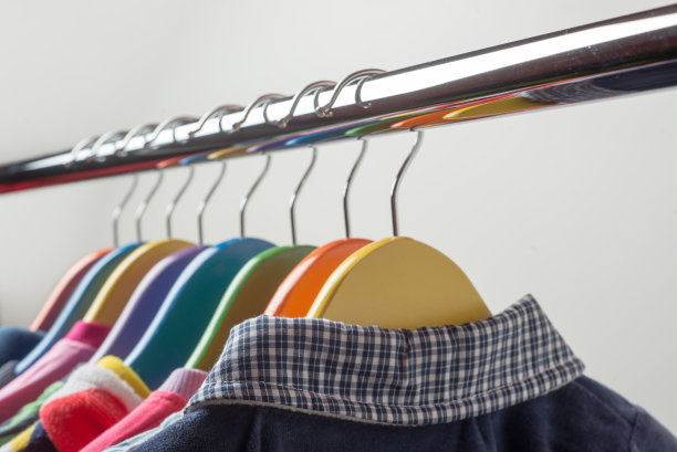 在白色背景上单独放置彩色衣服的衣架图片下载