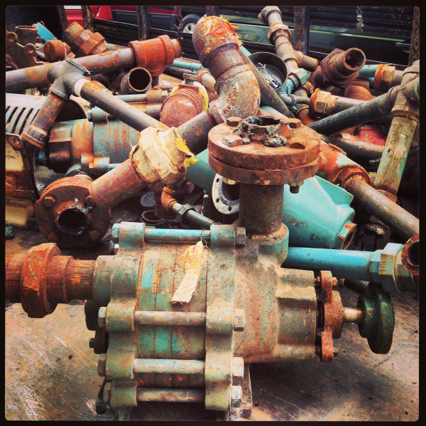 Pump and Pipes in a Pile图片下载