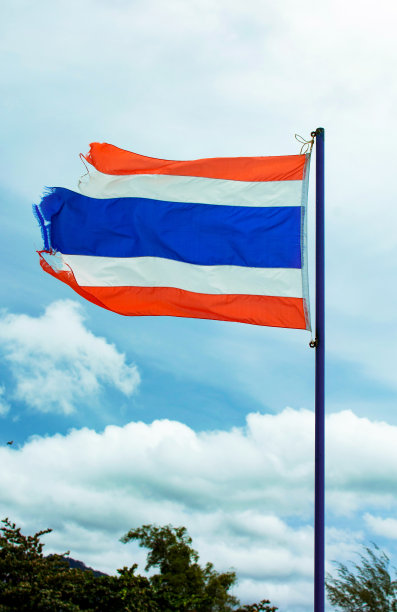 蓝色天空下飘扬的泰国老国旗图片下载